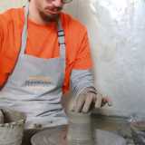 �E ovviamente tutte le fasi della lavorazione sono eseguite manualmente�, sottolinea Paolo. Ce lo dimostra il 21enne Alessandro, uno degli artigiani alle dipendenze del maestro, che troviamo alle prese con un blocco di argilla che in pochi minuti diverr� un'oliera